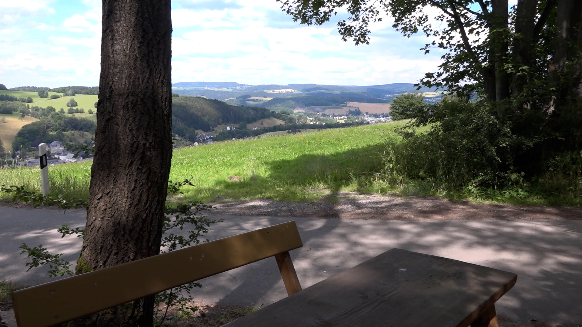 MEgional am 31. März mit einer Bank im Erzgebirge